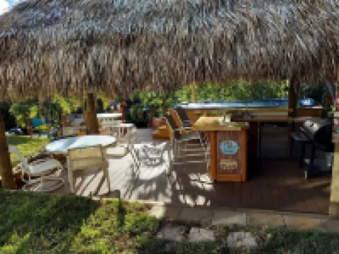 Beautiful Waterfront Hideaway Gem on Bessy Creek w/ Swim Spa, Tiki Bar Boat Lift Hotels in Palm City