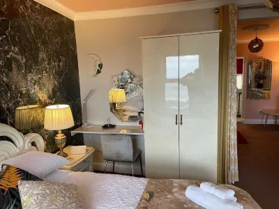 "The Italian" Seafront Apartment Отели в г. 