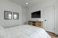 Entire Townhome “Legends Retreat” Clean + Modern
