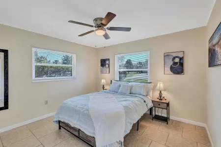 Charming 3-bedroom house with Heated pool/3 mins Sister Spring