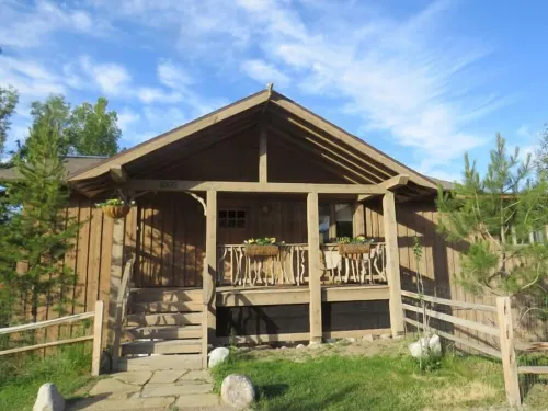 Breathtaking Views of Yellowstone on the Yellowstone River in a Luxury Lodge!