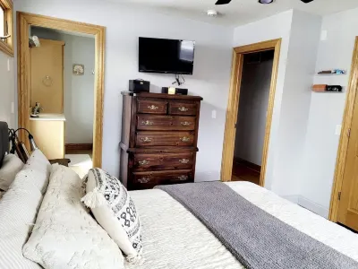 Waterfront Cottage Hotels near Turn 2 Retreat