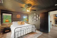 Hot tub; Fireplace; Dog Friendly! Minutes to Downtown Boone, Skiing and Tubing!