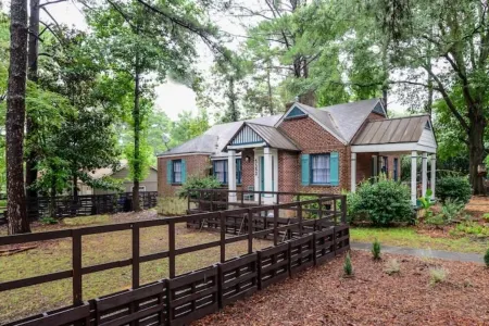 Atlanta Llama Luxury Cottage