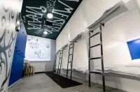 Main Square Hostel - balcón