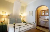 Loddeys Guesthouse Hotels near Koop Sentrum