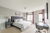 Luxury 3Br 2BA Townhome with Private Hot Tub, Gym, BBQ by Globalstay