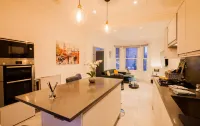 Surbiton Luxury Garden House 19A Hotels in Chessington