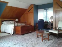 Hickory Hill House: a country retreat, lovely gardens, trails, boats & tennis.