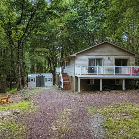 Frolic on Fern by AvantStay Enclosed Deck w Forest Views Bar