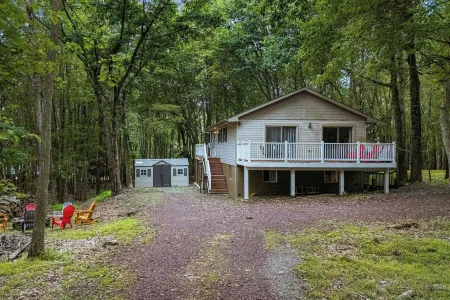 Frolic on Fern by AvantStay Enclosed Deck w Forest Views Bar Отели в г. Танкханнок Тауншип