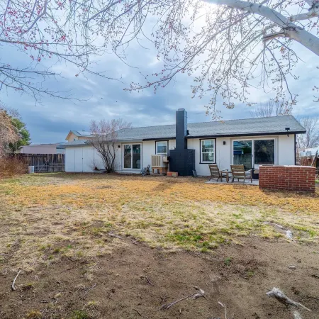 Cozy Family Haven in Sparks - Pet Friendly - Fenced Yard