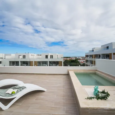 4 Bedroom Beach Penthouse w Private Rooftop