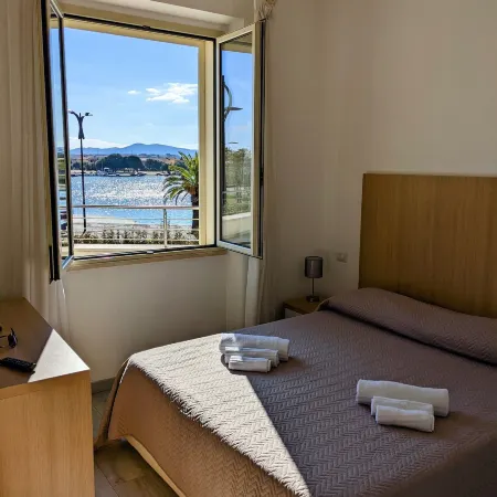La Promenade Rooms & Suites