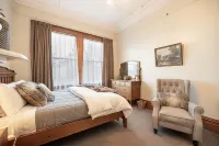 The Fern & Thistle Luxury Accommodation- Drinks, Hotpool, Sauna Hotels in Kaka Point