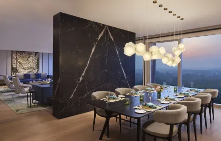 Taj the Trees, Mumbai Отели рядом с достопримечательностью «Paras Dham Temple»