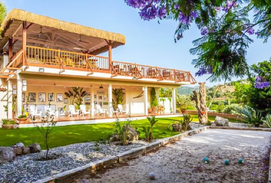 4Reasons Hotel + Bistro | 12+