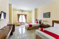 RedDoorz Plus near Alun Alun Karanganyar Hotel dekat Putri Ayu