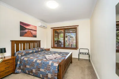 Coranda Lodge Hotels near Sherlock Close Reserve