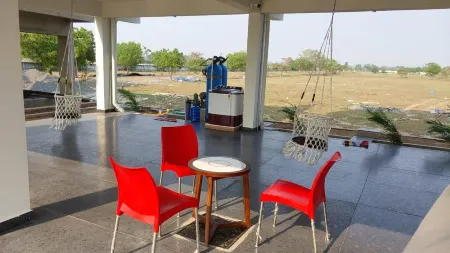 BEACHWIND HOMESTAY Отели рядом с достопримечательностью «Rock Beach Chirala»