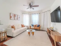 Spacious 3BDR near Harvard/5-Min Walk to Train - Davis Sq / Free Parking! Hotels in Somerville