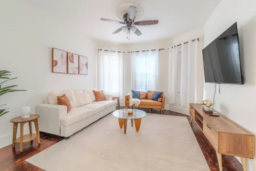 Spacious 3BDR near Harvard/5-Min Walk to Train - Davis Sq / Free Parking! Hotels in Somerville