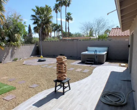 Modern- Fun + Great Amenities King Bed, 4 BR, 2 Car Garage Отели рядом с достопримечательностью «Ethel M Chocolates Factory & Cactus Garden»