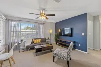 Free Parking Home Steps from Uga & DT, Pool + Gym. Gated, Pool and Gym