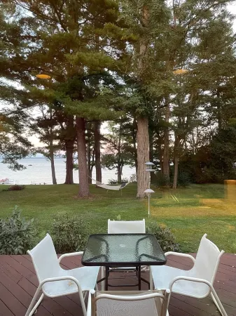 4 Bedroom 2 Bathroom Entire Home with Walk-In Lake Access Отели в г. Платтсбург