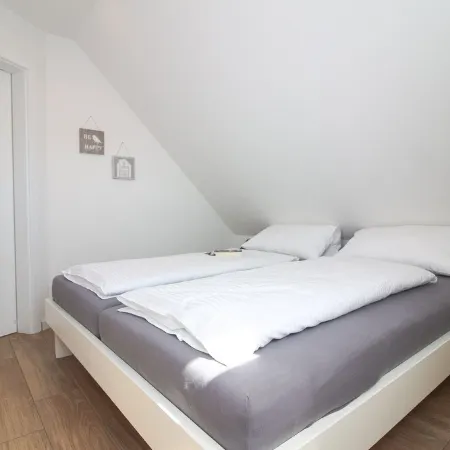 Comfortable apartment on the upper floor for 4 people with balcony, garden & terrace.