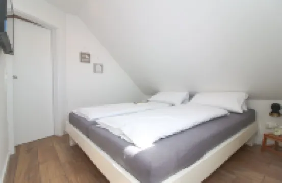 Comfortable apartment on the upper floor for 4 people with balcony, garden & terrace.