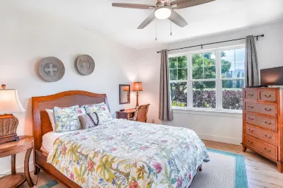 Light-filled condo with golf & mountain views, hot tub, outdoor pool & gym Hotels near Ni‘ihau