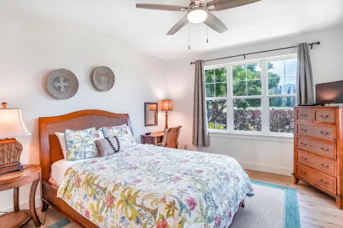 Light-filled condo with golf & mountain views, hot tub, outdoor pool & gym Hotels in Princeville