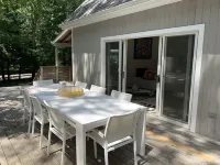 Modern Renovated 3 Bedroom in the Springs - Heated saltwater pool Hotels in Springs