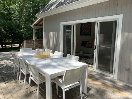 Modern Renovated 3 Bedroom in the Springs - Heated saltwater pool Отели в г. Спрингс