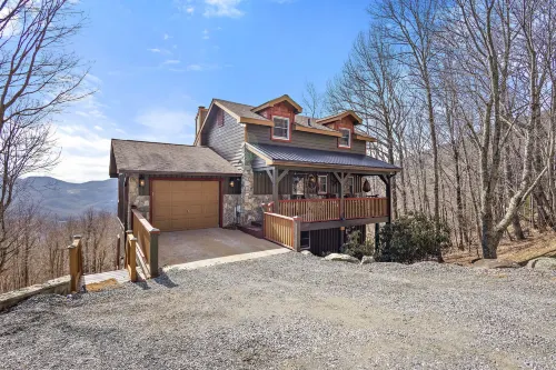 Breathtaking Mountain Views and Spacious Deck - Charming Mountain Retreat