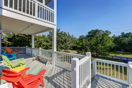 Spacious Yard and Rooftop Observation Deck - Charming Family Retreat Отели в г. Окракок