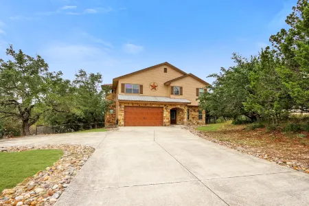 Scenic Lake Views and Cozy Hot Tub - Charming Hill Country Retreat Отели в г. Комаль