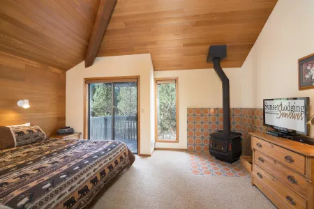 Private Hot Tub and Scenic Patio Views - Cozy Oasis