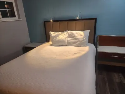 Cozy Retreat - Full Kitchen, Walking Distance to Amenities Kitsap Mall附近的飯店