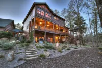 Gorgeous Cabin with Hot Tub and Game Room - Exquisite Family Retreat