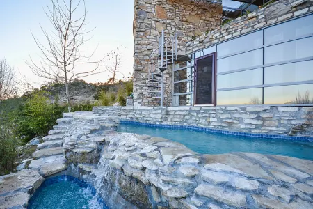 Stunning Views and Luxurious Jacuzzi Retreat - Enchanting Hilltop Haven