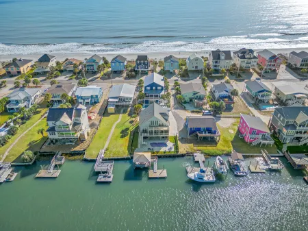 Waterfront Oasis with Private Dock and Pool - Stunning Coastal Retreat Отели рядом с достопримечательностью «Frankie's Fancy's»