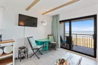Scenic Balcony and Ample Amenities - Charming Coastal Retreat Hotels in Crescent Beach