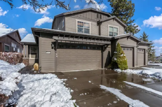 Mountain Views and Stylish Comfort - Alluring Bend Retreat