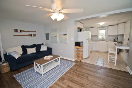 Cozy Duplex with Hammock and Gas Grill - Charming Beach Escape Отели в г. Эмералд Айл