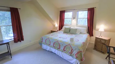 Fast Wifi and Keyless Self Check-in - Charming Craftsman Hotels near A.J.M. Johnson Hall