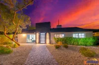 Luxurious Oasis with Pool and Sports Courts - Stunning Scottsdale Retreat