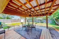 Contemporary beach house within walking distance to beach + central AC & WiFi Hotels in Upper Grand Lagoon