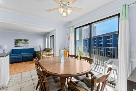 Panoramic Ocean Views and Resort Activities - Inviting Beach Escape